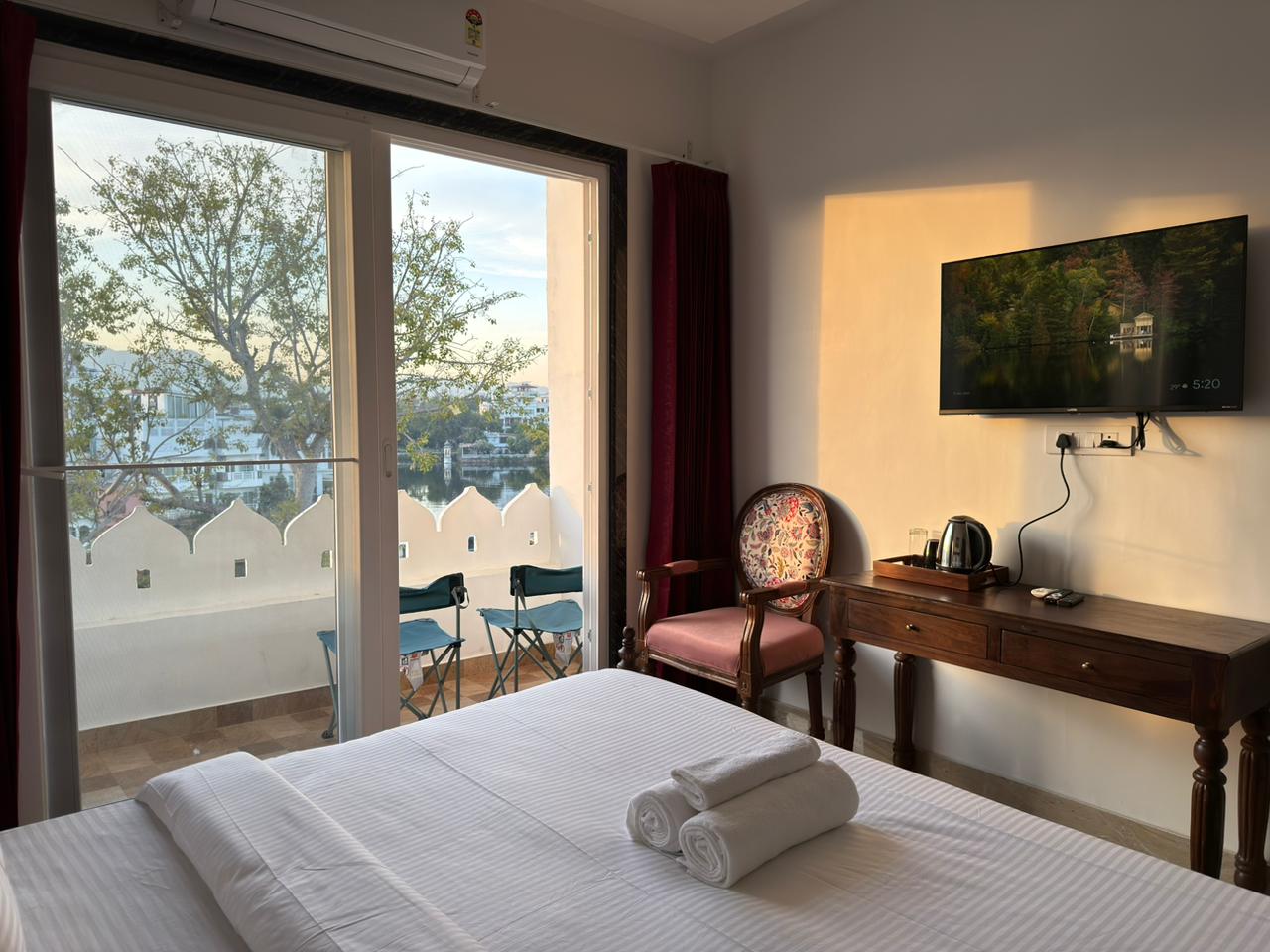 Hotel The Sarai Lake View